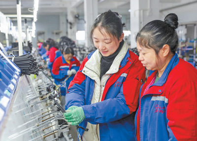 图为四川省华蓥市人事和劳动保障部门组织专业技术人才对零工市场求职人员进行职业技能培训。邱海鹰摄（影像中国）